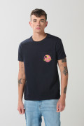 Camiseta unicolor con bolsillo, manga corta y arte de verano
