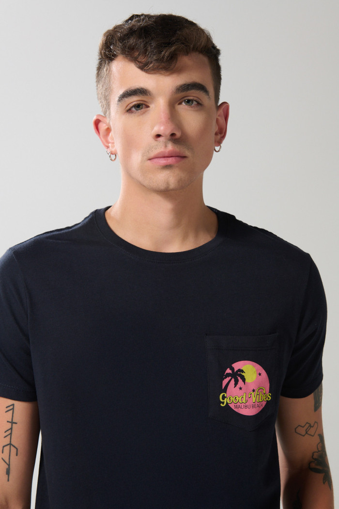Camiseta unicolor con bolsillo, manga corta y arte de verano
