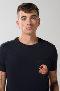 Camiseta unicolor con bolsillo, manga corta y arte de verano