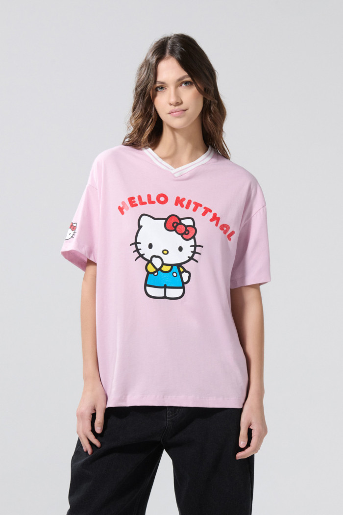Camiseta cuello V oversize rosada con diseños de Hello Kitty