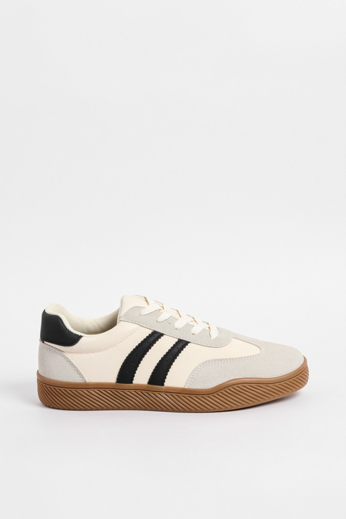 Tenis deportivos de plataforma blancos con contrastes