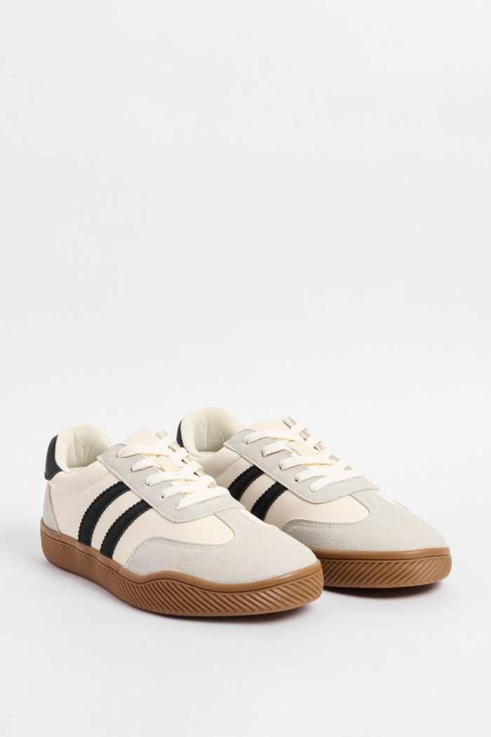 Tenis deportivos de plataforma blancos con contrastes