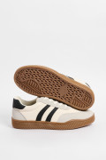 Tenis deportivos de plataforma blancos con contrastes
