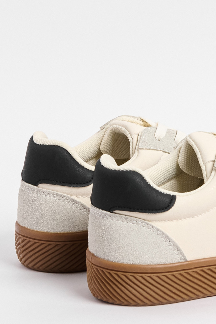 Tenis deportivos de plataforma blancos con contrastes