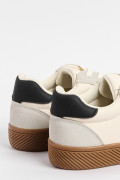 Tenis deportivos de plataforma blancos con contrastes