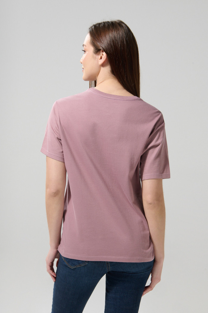 Camiseta rosada oscura college con cuello redondo