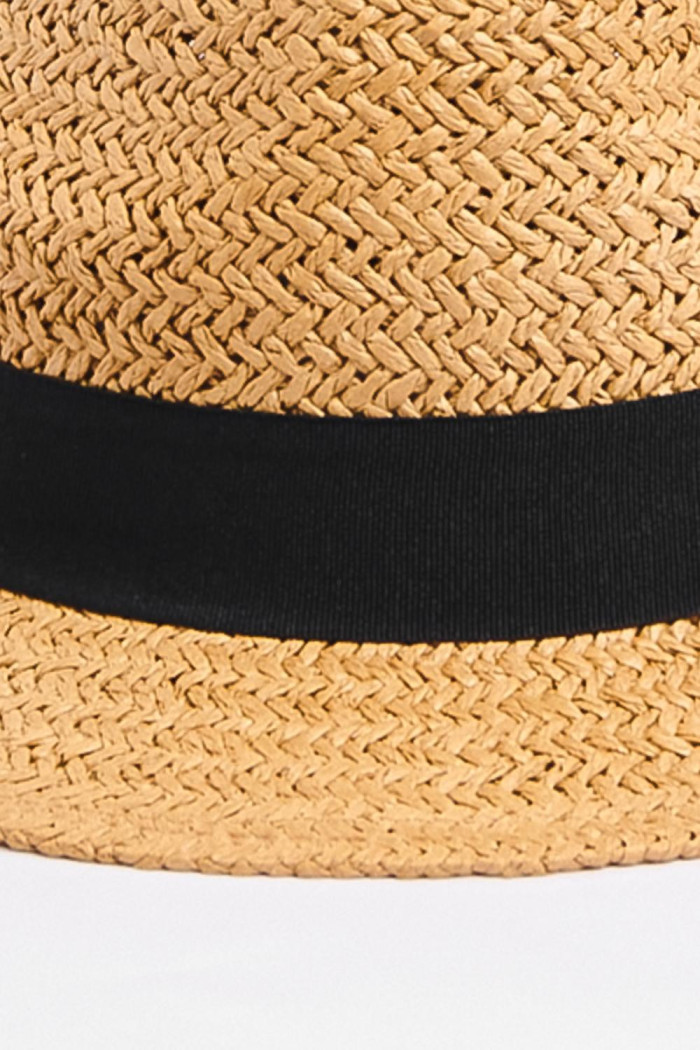 Sombrero crema claro fedora con cinta colorida trenzada