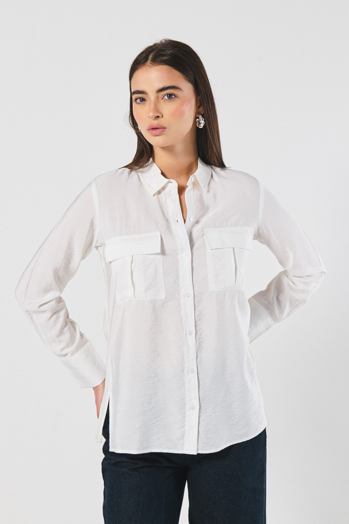 Blusa unicolor manga larga con doble bolsillo con tapa