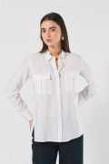 Blusa unicolor manga larga con doble bolsillo con tapa