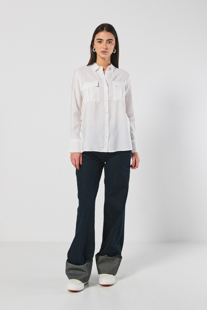 Blusa unicolor manga larga con doble bolsillo con tapa