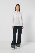 Blusa unicolor manga larga con doble bolsillo con tapa