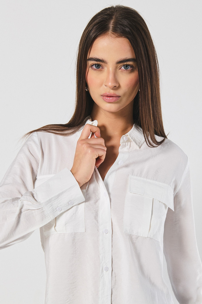 Blusa unicolor manga larga con doble bolsillo con tapa