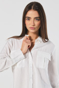 Blusa unicolor manga larga con doble bolsillo con tapa