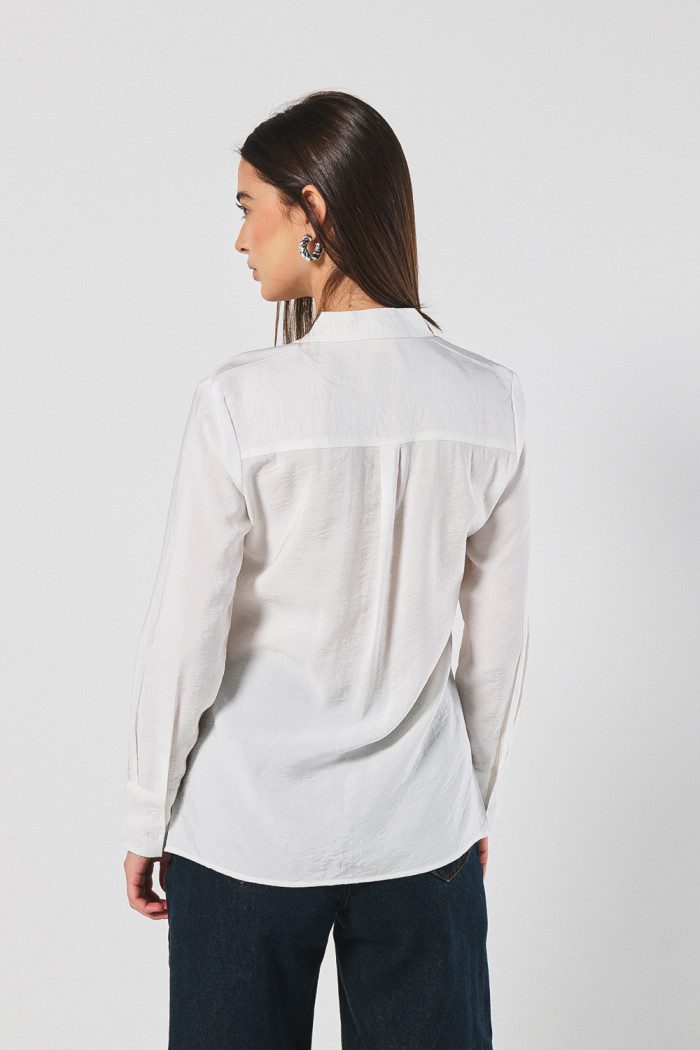 Blusa unicolor manga larga con doble bolsillo con tapa