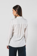 Blusa unicolor manga larga con doble bolsillo con tapa