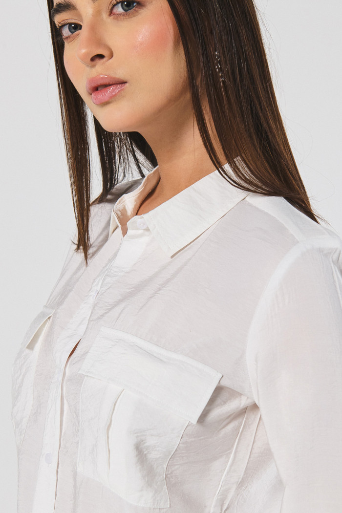 Blusa unicolor manga larga con doble bolsillo con tapa