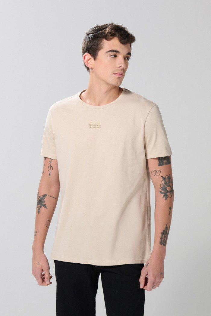 Camiseta unicolor con texto minimalista y manga corta