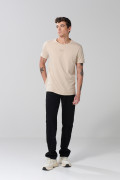 Camiseta unicolor con texto minimalista y manga corta