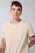 Camiseta unicolor con texto minimalista y manga corta