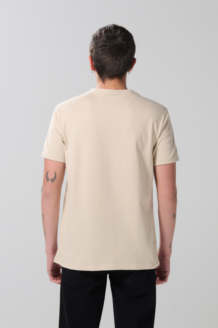Camiseta unicolor con texto minimalista y manga corta