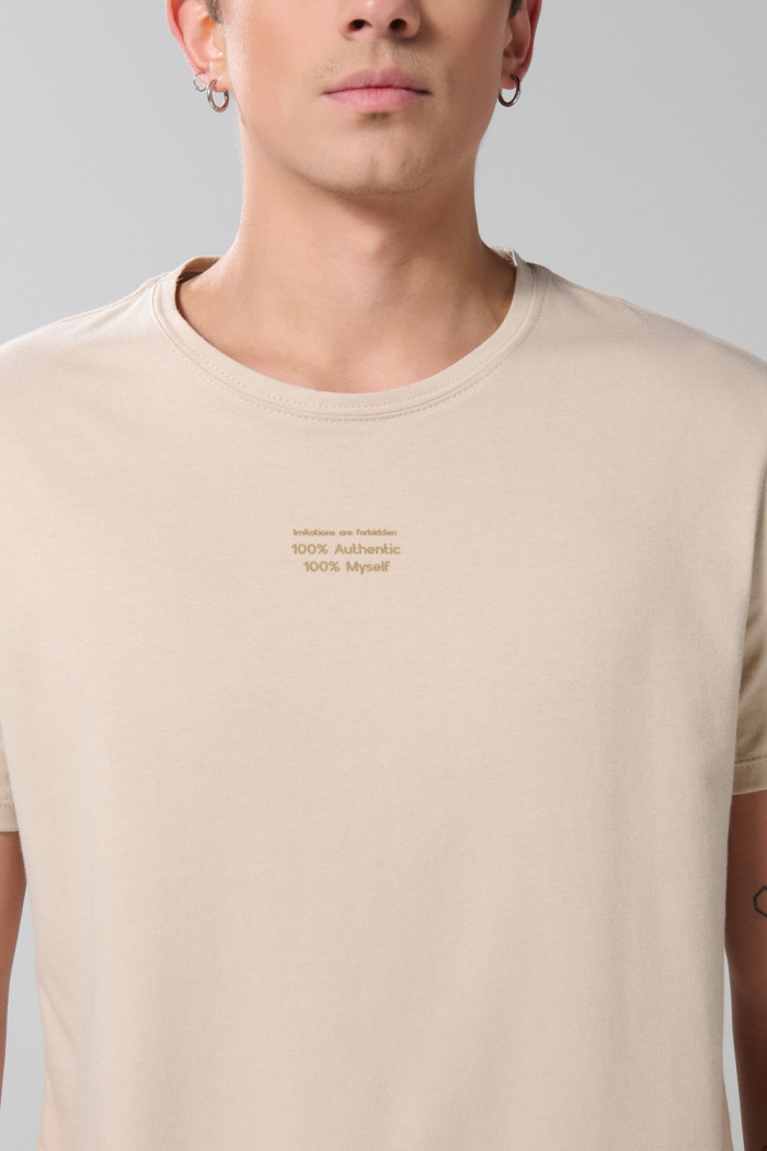 Camiseta unicolor con texto minimalista y manga corta