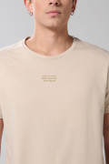 Camiseta unicolor con texto minimalista y manga corta