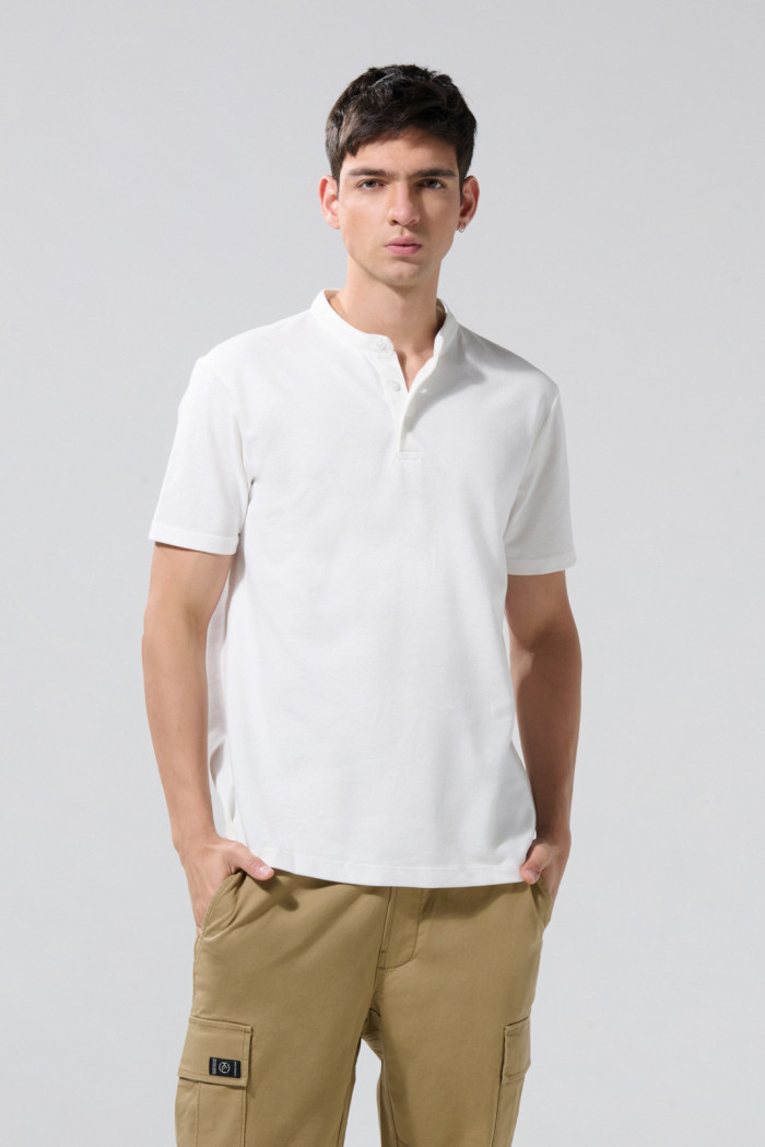 Camiseta manga corta polo unicolor con cuello nerú