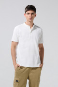 Camiseta manga corta polo unicolor con cuello nerú