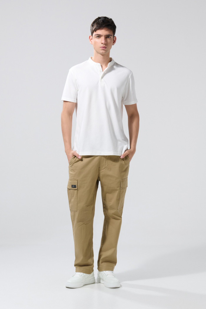 Camiseta manga corta polo unicolor con cuello nerú