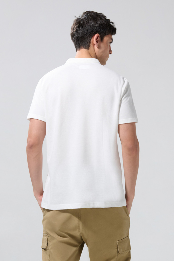 Camiseta manga corta polo unicolor con cuello nerú