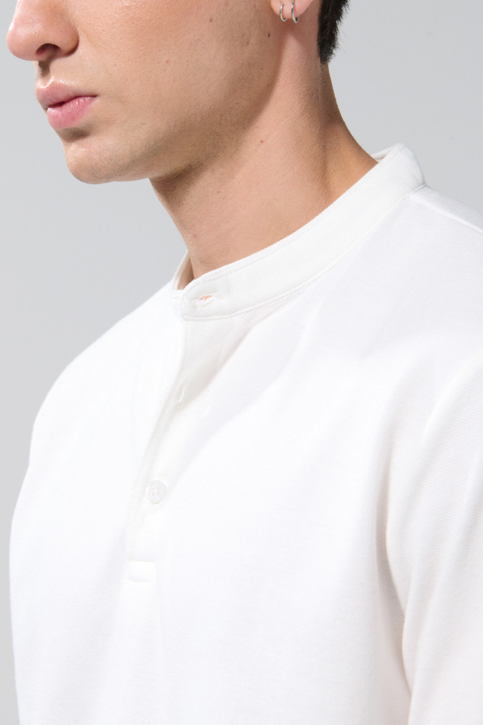 Camiseta manga corta polo unicolor con cuello nerú