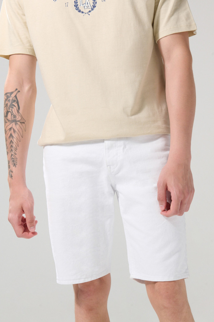 Bermuda de jean slim blanca con tiro bajo y bolsillos