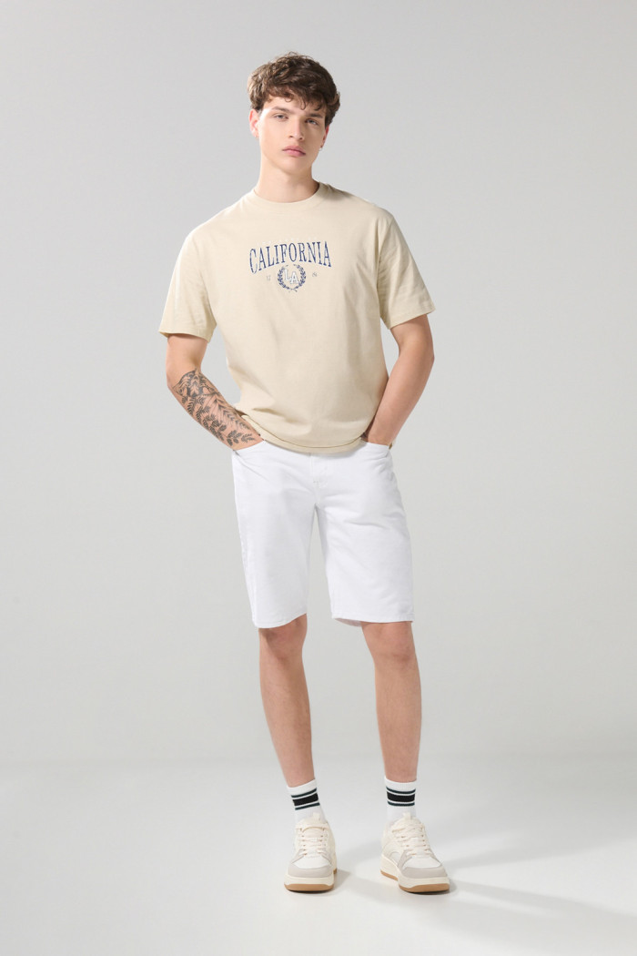 Bermuda de jean slim blanca con tiro bajo y bolsillos
