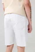 Bermuda de jean slim blanca con tiro bajo y bolsillos