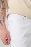 Bermuda de jean slim blanca con tiro bajo y bolsillos