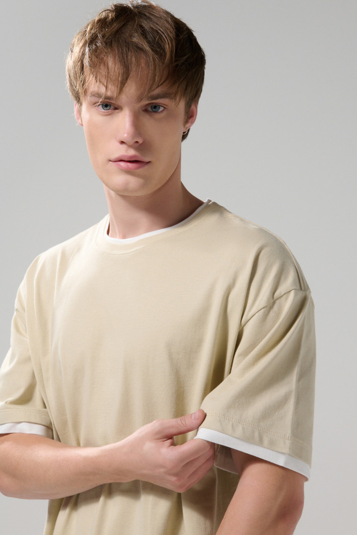 Camiseta manga corta oversize unicolor con contrastes