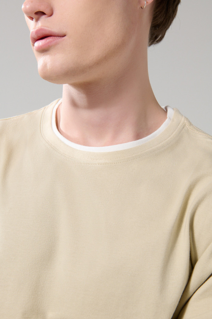 Camiseta manga corta oversize unicolor con contrastes