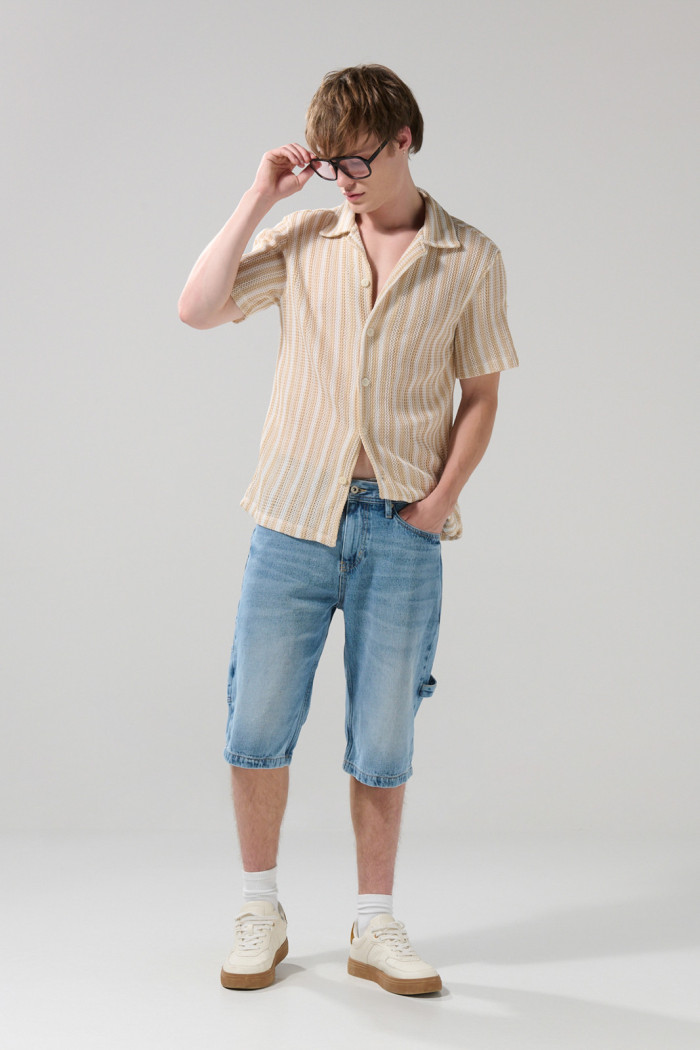Camisa unicolor con rayas, texturas y cuello resort