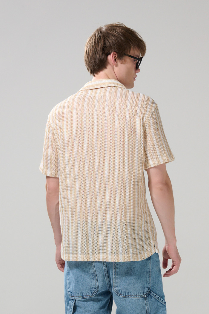 Camisa unicolor con rayas, texturas y cuello resort