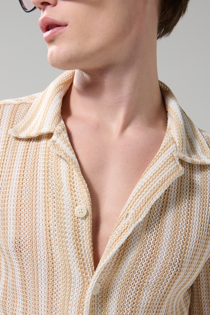 Camisa unicolor con rayas, texturas y cuello resort