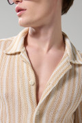 Camisa unicolor con rayas, texturas y cuello resort