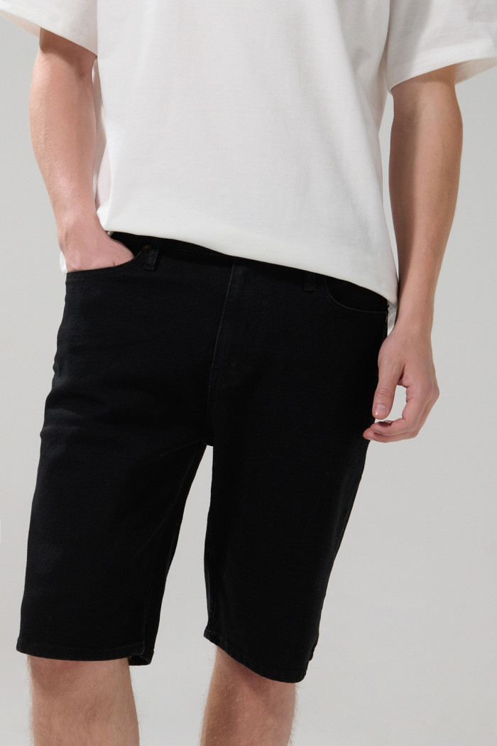Bermuda negra slim de jean tiro bajo con 5 bolsillos