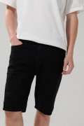 Bermuda negra slim de jean tiro bajo con 5 bolsillos