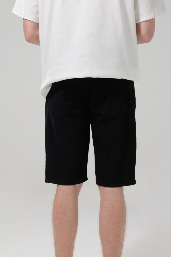 Bermuda negra slim de jean tiro bajo con 5 bolsillos