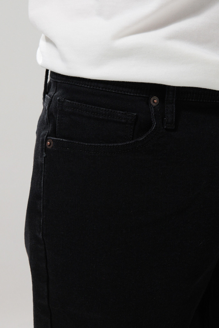 Bermuda negra slim de jean tiro bajo con 5 bolsillos