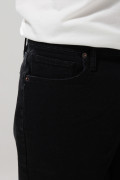 Bermuda negra slim de jean tiro bajo con 5 bolsillos