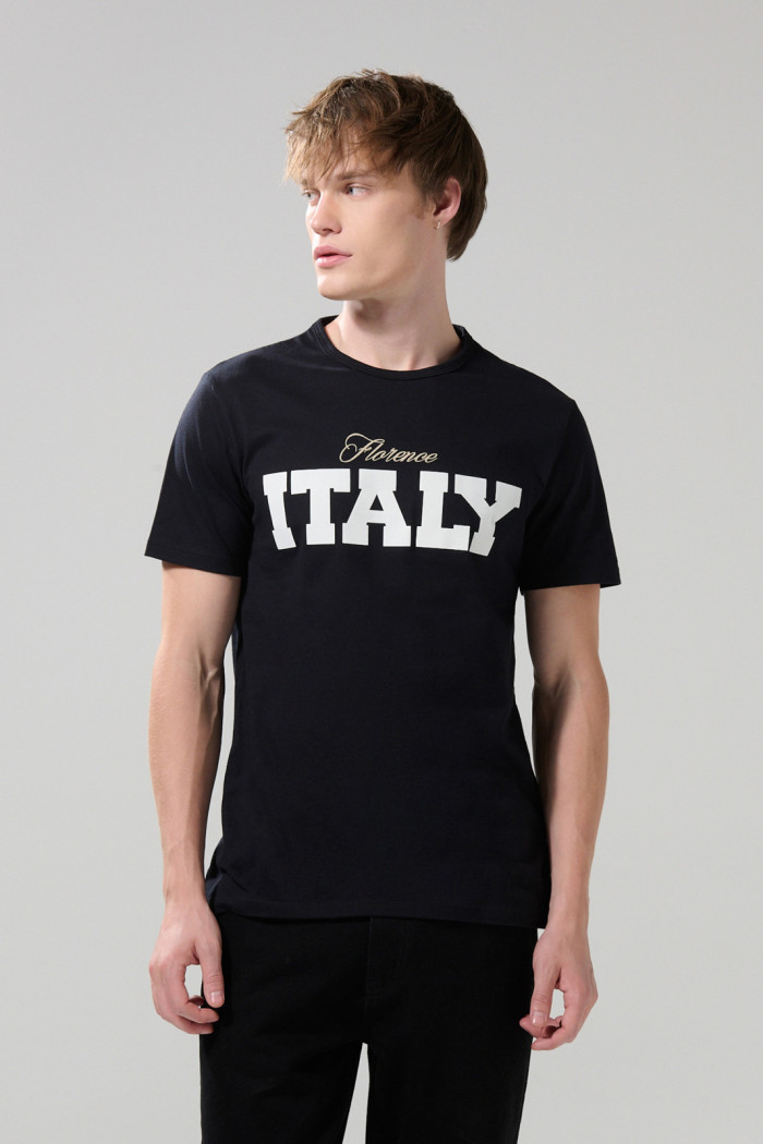 Camiseta cuello redondo negra con texto college blanco