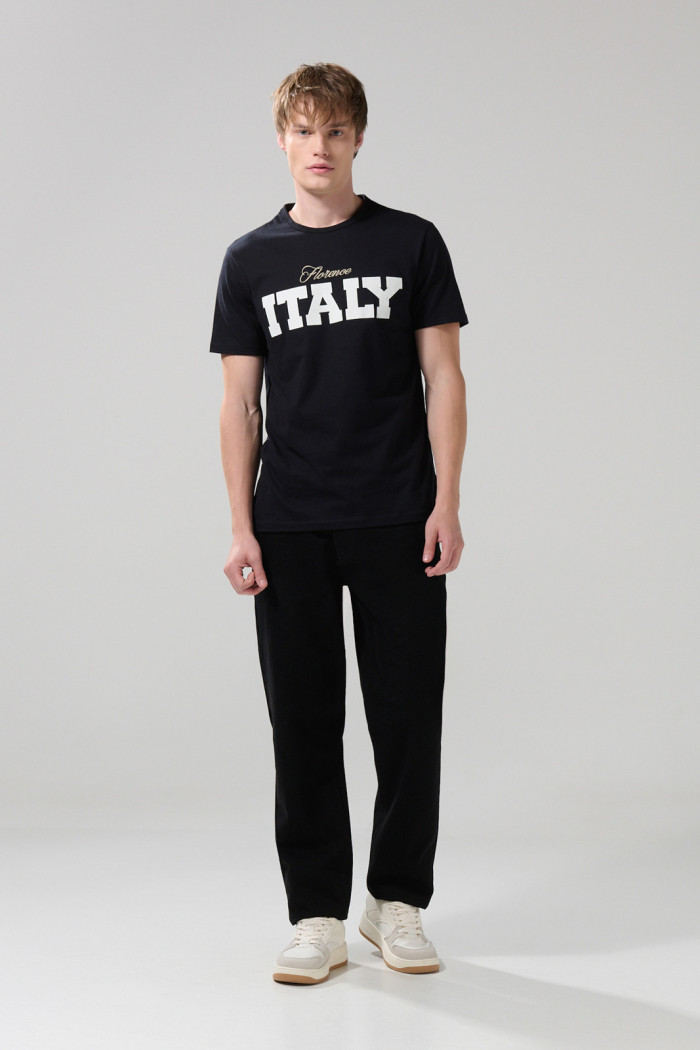 Camiseta cuello redondo negra con texto college blanco