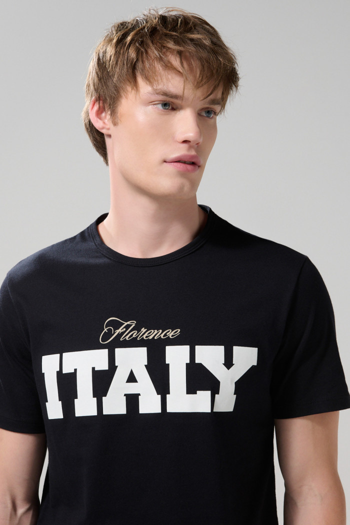 Camiseta cuello redondo negra con texto college blanco