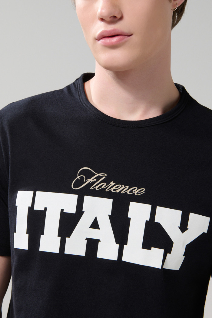 Camiseta cuello redondo negra con texto college blanco